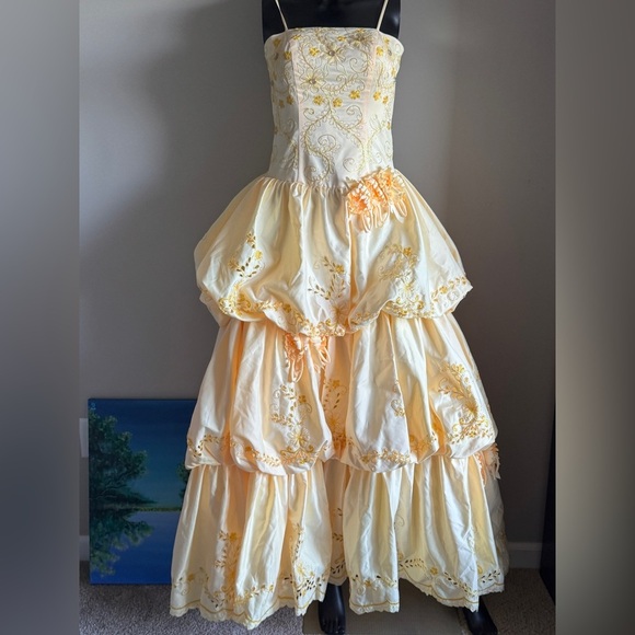 Elegant Yellow Tiered Gown - Picture 7 of 15